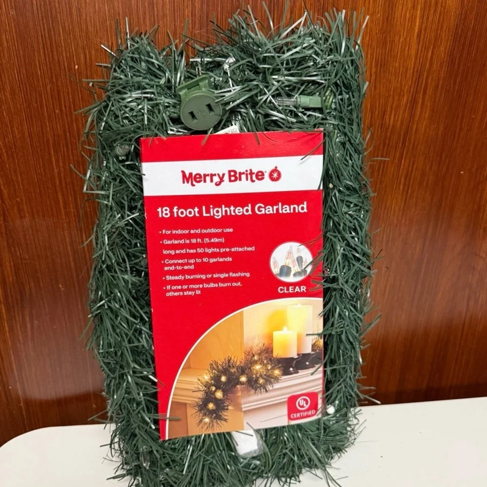 18Foot Clear Bulbs Lighted Green Garland
